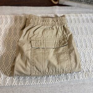 Boys Unionbay Cargo Shorts Size 10/12. Beige with pockets.